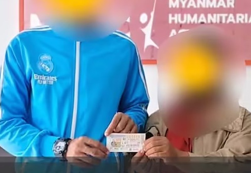 Thai lottery winners: a migrant worker couple holding the winning government lottery ticket numbered 639214 from the draw of 16 July 2026
