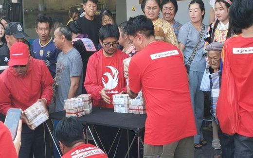 Thai lottery winner receives 60 million baht in cash at his home in Chiang Rai